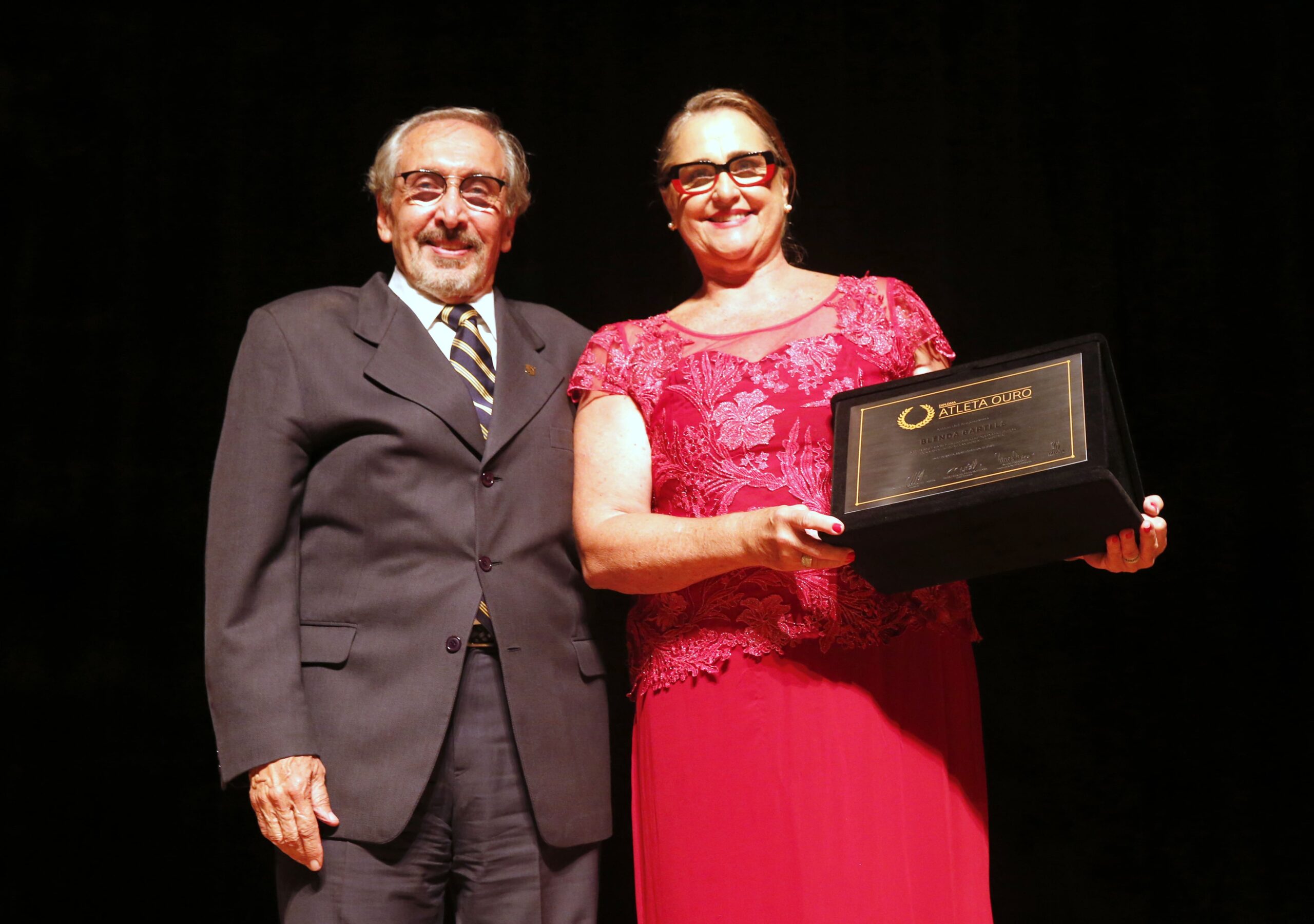 “Recentemente, ganhei uma homenagem digna de me emocionar. Fui agraciada pelo Clube com a placa Atleta Ouro 2024 e me senti a última bolacha do pacote.”