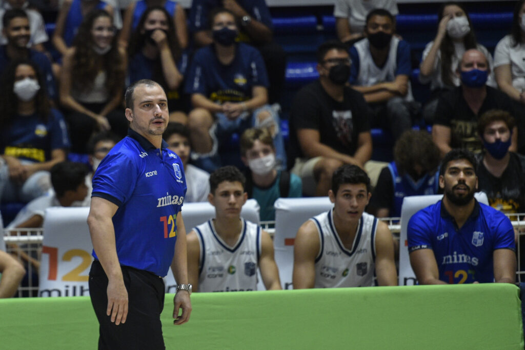 Comandante permanece