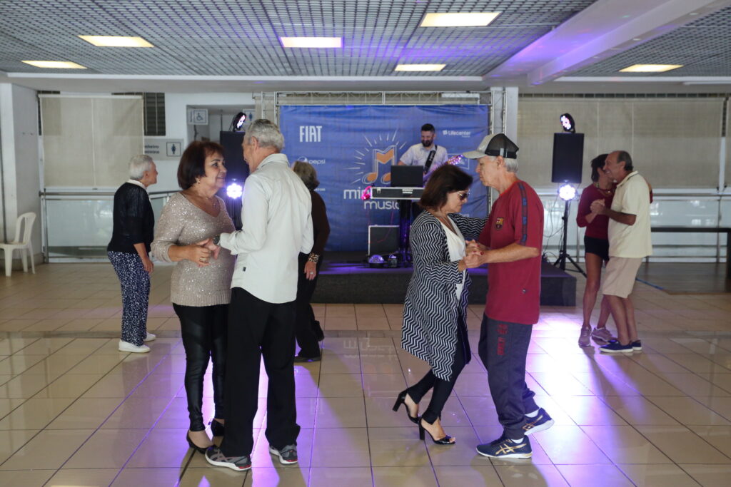 Domingo com música boa