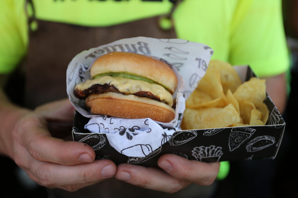 Domingo de hamburger e rock no Minas