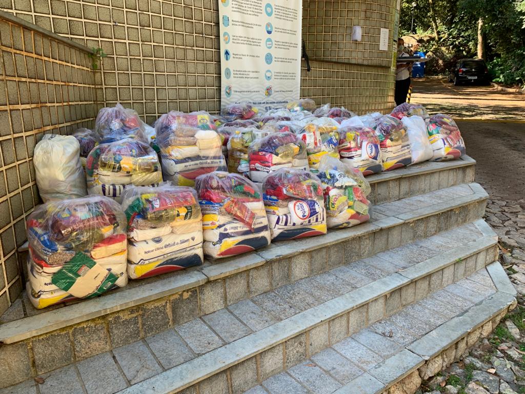 Taquaril recebe 64 cestas básicas