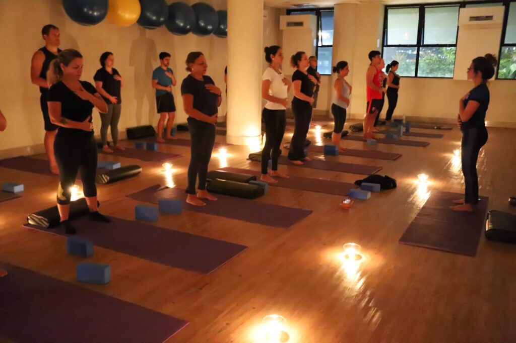 Yoga à luz de velas