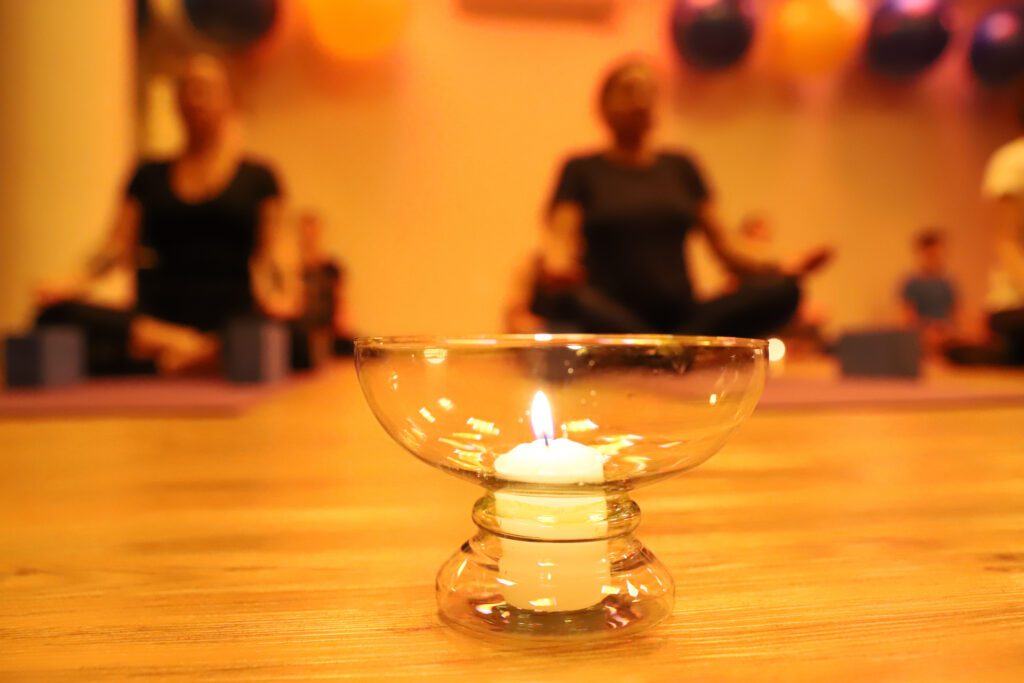 Yoga à luz de velas