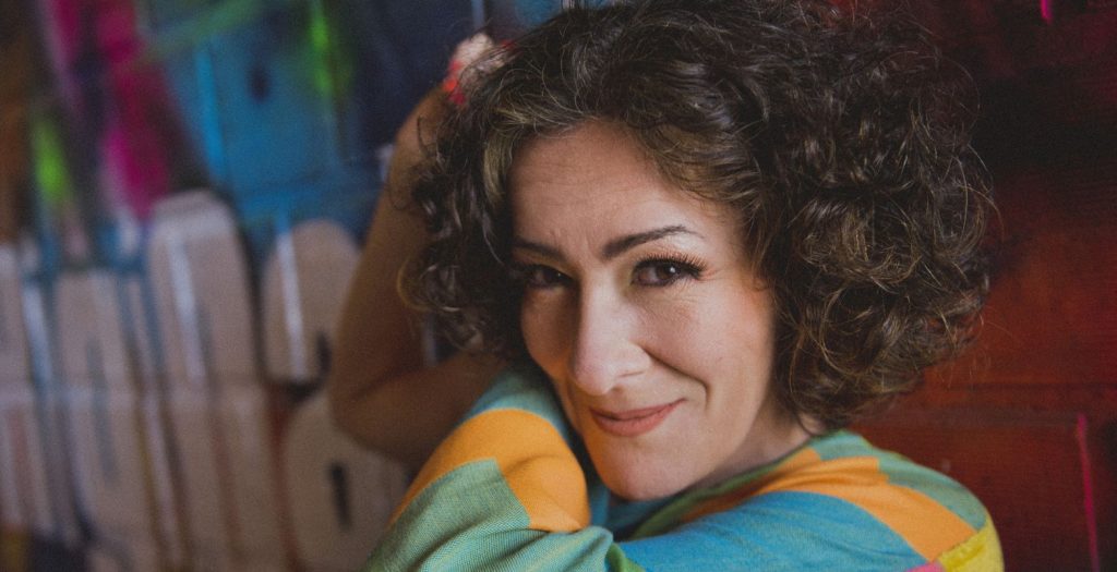 Patrícia Ahmaral em “Divino Maravilhoso – As Parcerias entre Caetano e Gil”