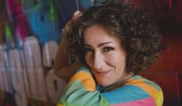 Patrícia Ahmaral em “Divino Maravilhoso – As Parcerias entre Caetano e Gil”