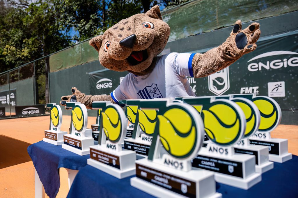 Jovens tenistas do Minas sobem ao pódio em casa