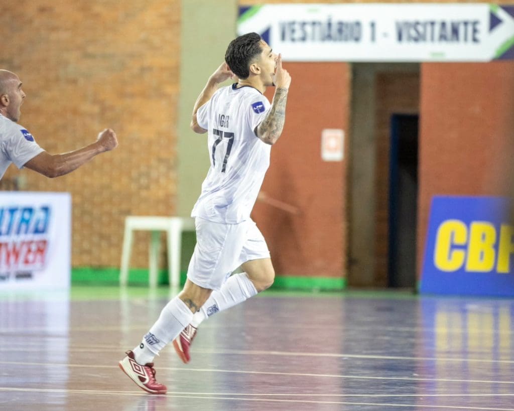 Minas vira nos segundos finais e larga na frente nas quartas da Copa do Brasil