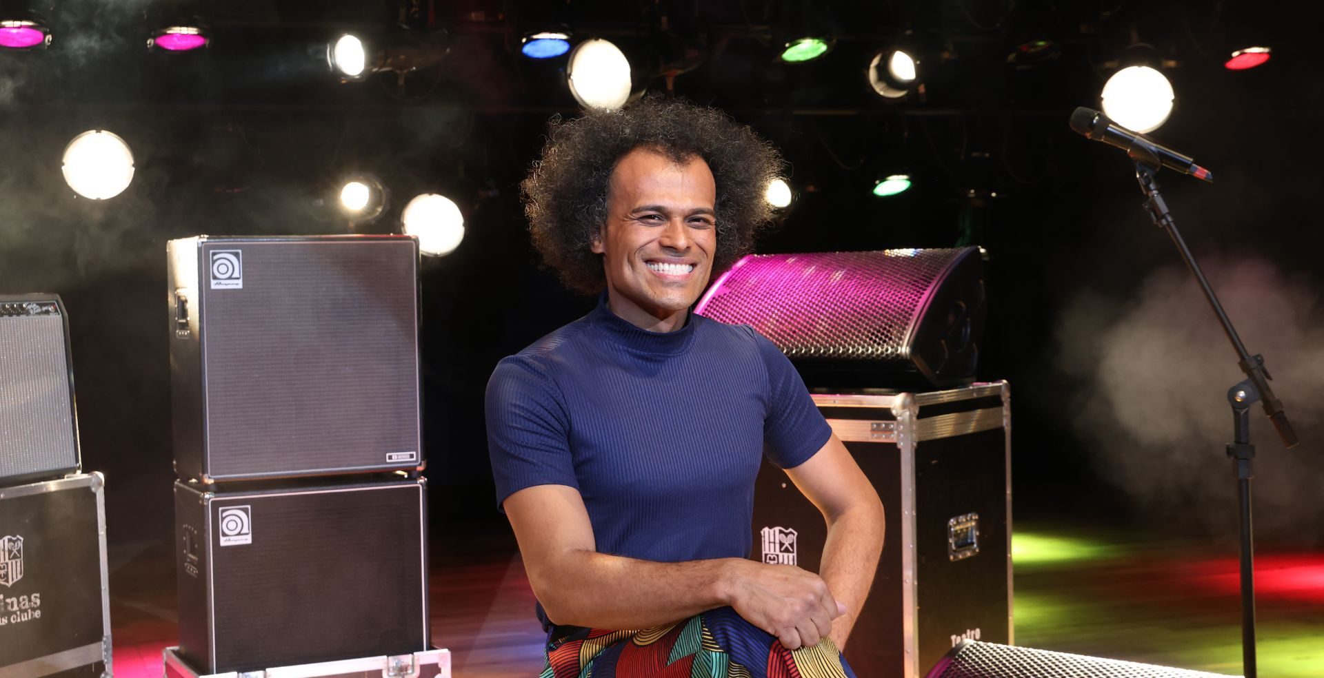 Cantor Stevan sobe ao palco do Sarau do Minas
